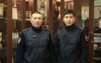 В Якутске полицейские вынесли из огня мужчину с ограниченными возможностями здоровья и спасли животных