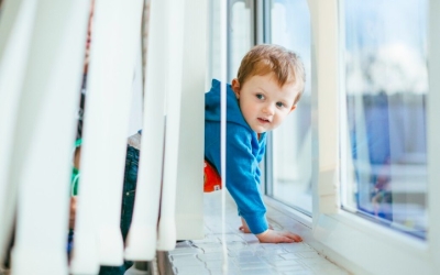 В Якутске ребенок выпал из окна детского сада: воспитатель пыталась удержать его за одежду