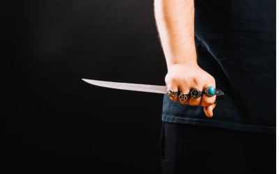 В Якутии за сутки двое мужчин получили ножевые ранения, один из них скончался: Подозреваемые - женщины