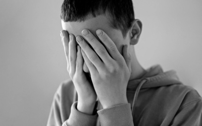 Избивал, унижал, заставлял прислуживать себе, вымогал деньги, угрожал убийством: В Якутии мужчина довел подростка до самоубийства