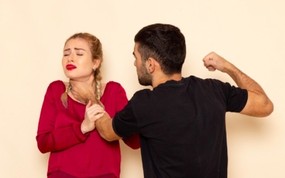 «Убегайте сразу»: история якутянки, сбежавшей с ребенком от мужа-абьюзера, и список мест, где ждут помощи