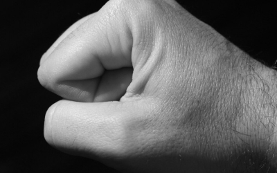 В одном из баров Якутска мужчина сломал незнакомцу нос и глазницу за то, что он смотрел на него