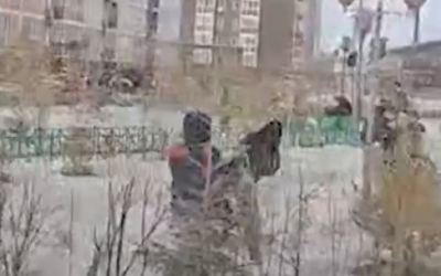 Опасные игры: подростки бросают снег в автобусы на остановке «Прометей»