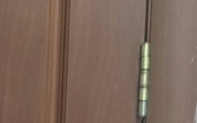 Соцсети: В отделении Росгвардии в Нижнем Бестяхе посетитель случайно выстрелил и оставил правоохранителей без интернета