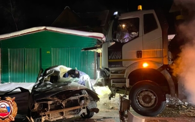 Смертельное ДТП в Старой Табаге: легковушка столкнулась с двумя грузовиками, пассажир погиб