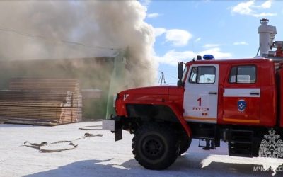 При пожаре в кафе в Якутске погибла женщина: огонь охватил 90 квадратных метров
