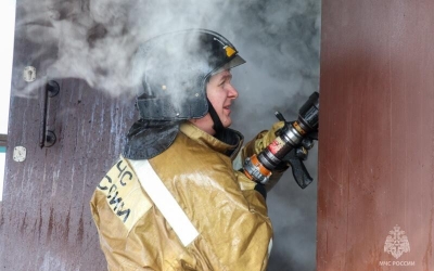 В Якутске на пожаре пострадали женщина и маленький ребенок