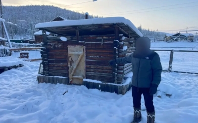 Бил кочергой и поленом: В Якутии мужчина обвинен в вымогательстве более 1 млн рублей у участника СВО