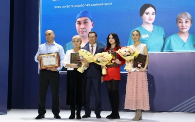 5 часов 34 минуты клинической смерти: врачи Мирнинской ЦРБ спасли пациента, которого размораживали 4 часа. Айсен Николаев вручил награды