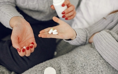 «Мама лечится по советам ИИ»: как переубедить пенсионерку, которая доверяет нейросетям больше, чем врачам