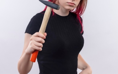 Жительница Якутии жестоко избила мужчину молотком за отказ занести дрова для топки печи: Потерпевший получил перелом ребра и пневмоторакс