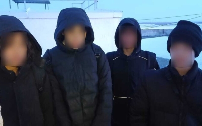 В Якутске спасатели эвакуировали застрявших на крыше подростков: Несовершеннолетние рассказали, что убегали от неизвестного