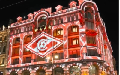 «Спартак» окрасил Дом Зингера в Петербурге в красно-белые цвета в честь 104-летия клуба