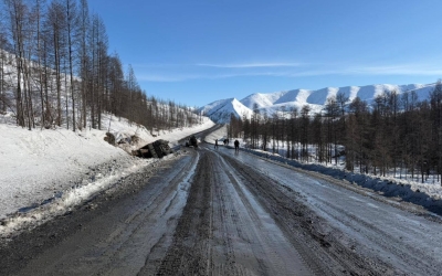 В Томпонском улусе водитель грузовика погиб при опрокидывании, пассажир в больнице
