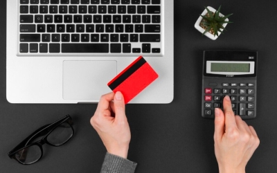 Неподтверждённые доходы на картах россиян превысившие 2,4 млн рублей в год попадут под автоматический контроль ФНС с 2027 года