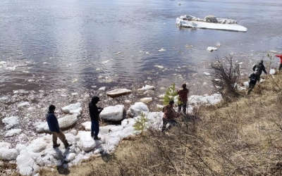 В Ленском районе спасатели на аэролодке сняли со льдины двоих пьяных охотников
