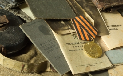 За георгиевскую ленту ниже локтя или на ошейнике собаки — до пяти лет тюрьмы: адвокаты предупредили о наказании