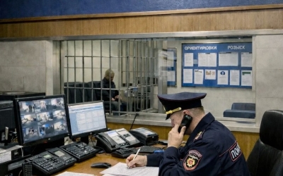 Житель Якутии из-за статуса в мессенджере устроил разборки с бывшей сожительницей: Ломился с топором, напился и сломал ногу