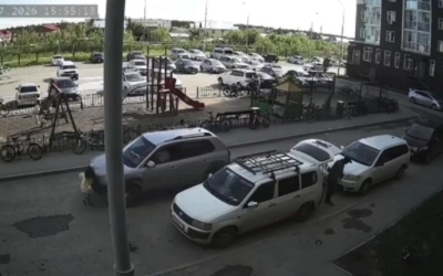 В Якутске во дворе дома на Билибина водитель сбил девочку: ДТП попало на видео
