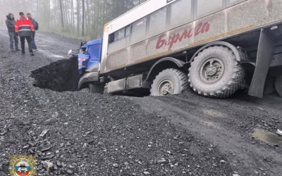 Смертельное ДТП в Якутии: водитель КАМАЗа погиб из-за размытой трассы