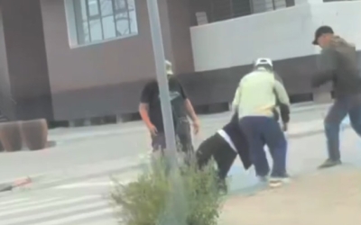 В Якутске мужчины устроили драку на дороге: "Нам и враги не нужны, мы сами друг друга поубиваем"
