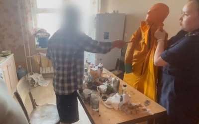 В Якутске мужчина ударил гостя ножом в плечо: тот скончался в подъезде от потери крови