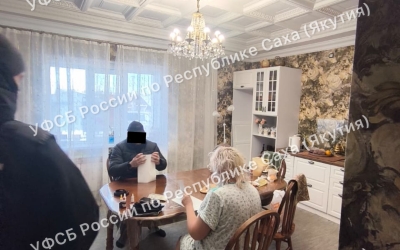 В Алдане замглавы администрации и предприниматель задержаны за взятки на 2,8 млн рублей