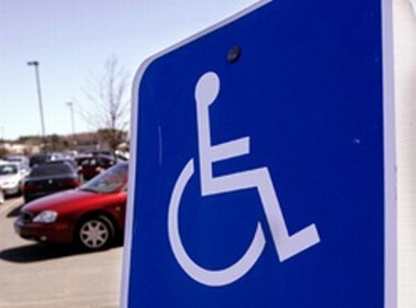 Можно ли парковаться инвалидам на платной парковке. Платная парковка для инвалидов. Платная парковка место для инвалидов. Стоянки доступная среда. Знак парковочного места доступная среда.