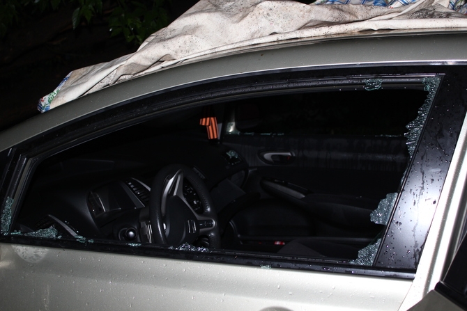 Разбиты окна машин. Разбитое боковое стекло. Разбитое боковое стекло автомобиля водительские. Разбитое окно машины. Разбито стекло Киа.