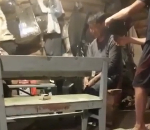 Проигравшую наказывают. Пороть ремнем. Проигравшую наказывают. Женщину раздели и избили. Проигравшую наказывают.