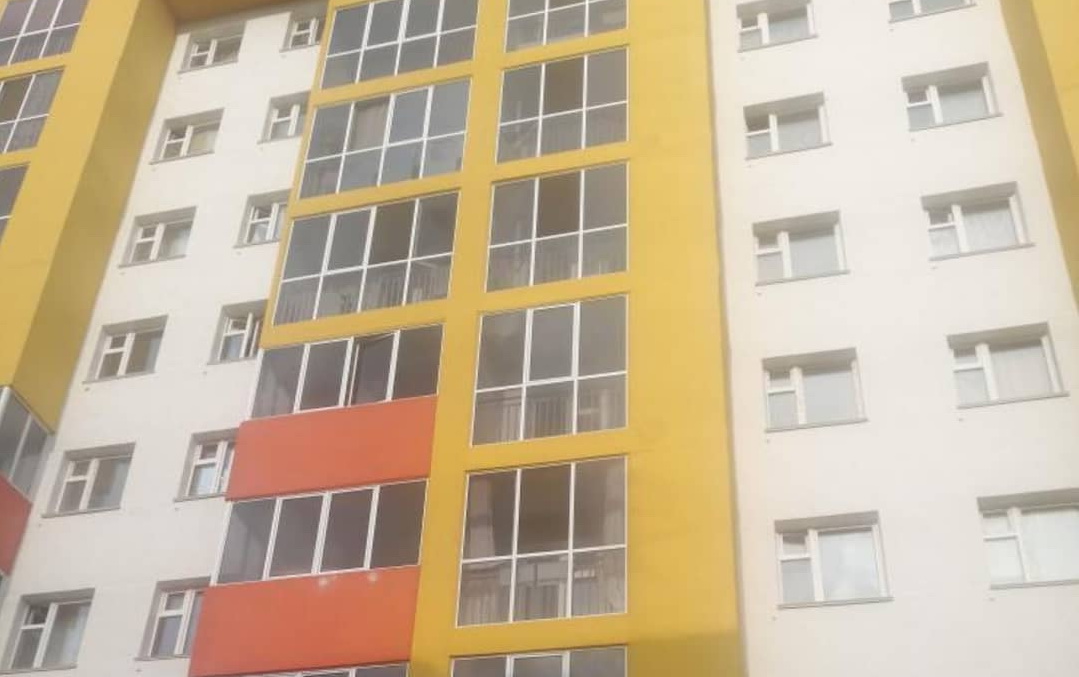 Жители многоэтажки в Якутске кидают из окна продукты в людей