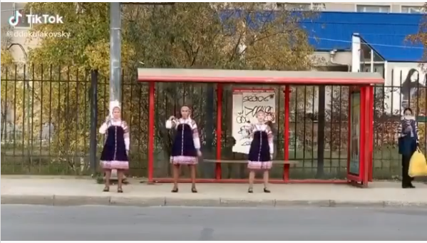 Танец с пешеходного перехода в Якутске переместился на автобусную остановку
