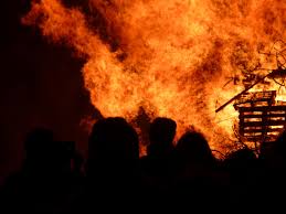 В Ленске загорелся нежилой дом: погиб человек