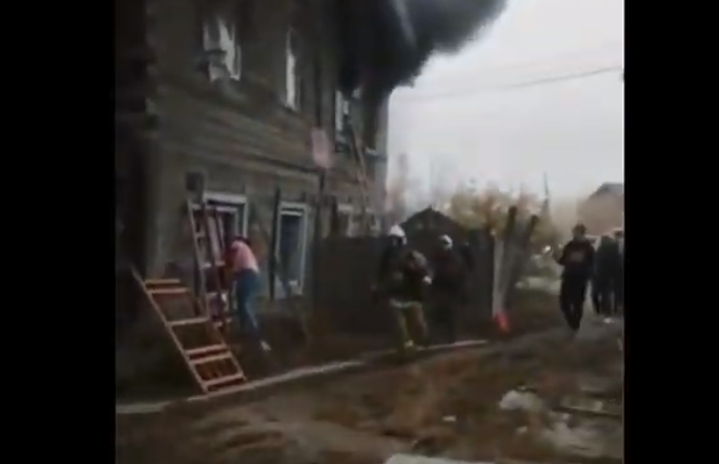 Житель Якутска порезал руки, спасая человека во время пожара
