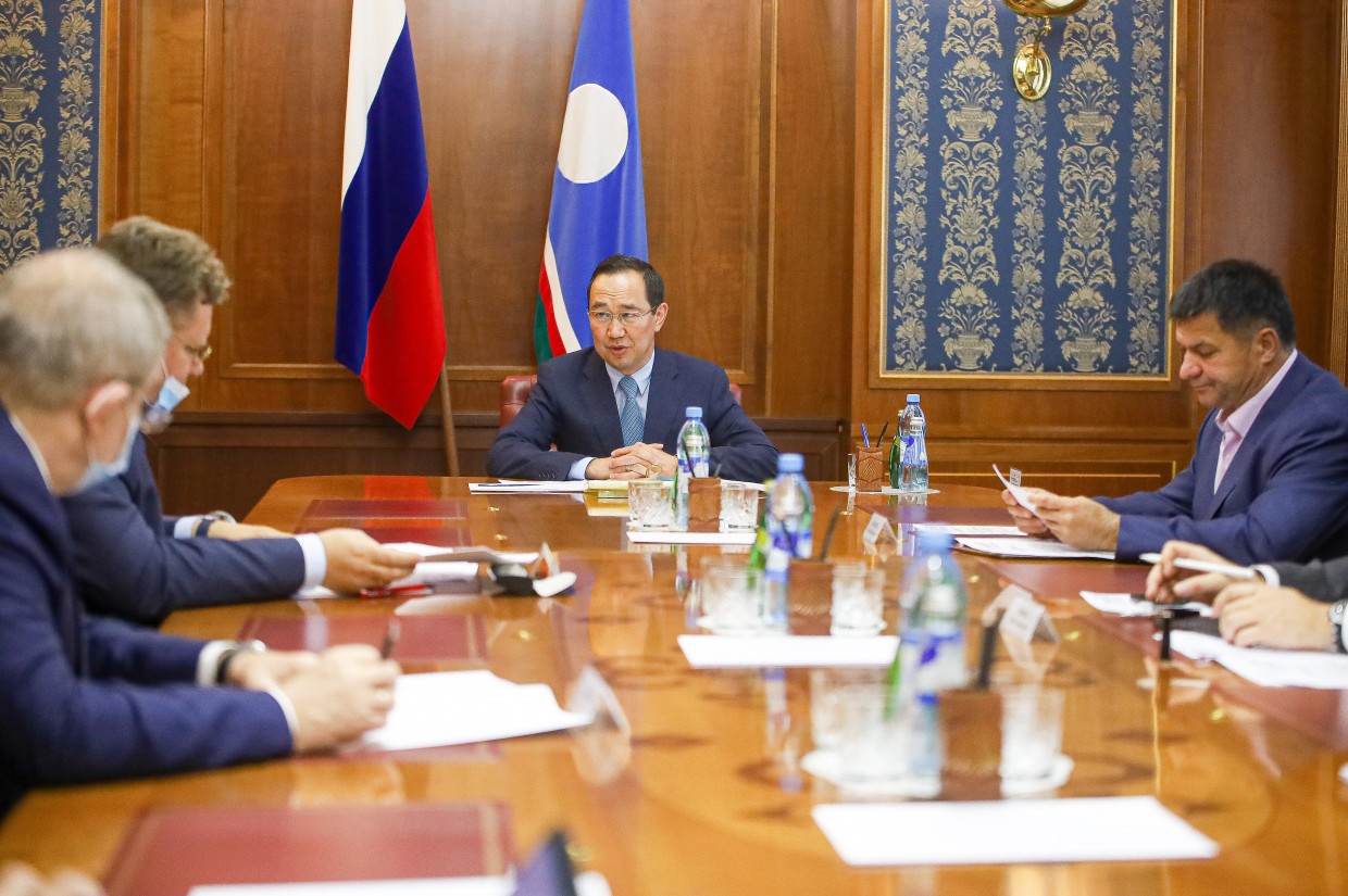 Глава Якутии провёл рабочую встречу с руководством АО «Эльконский ГКМ»