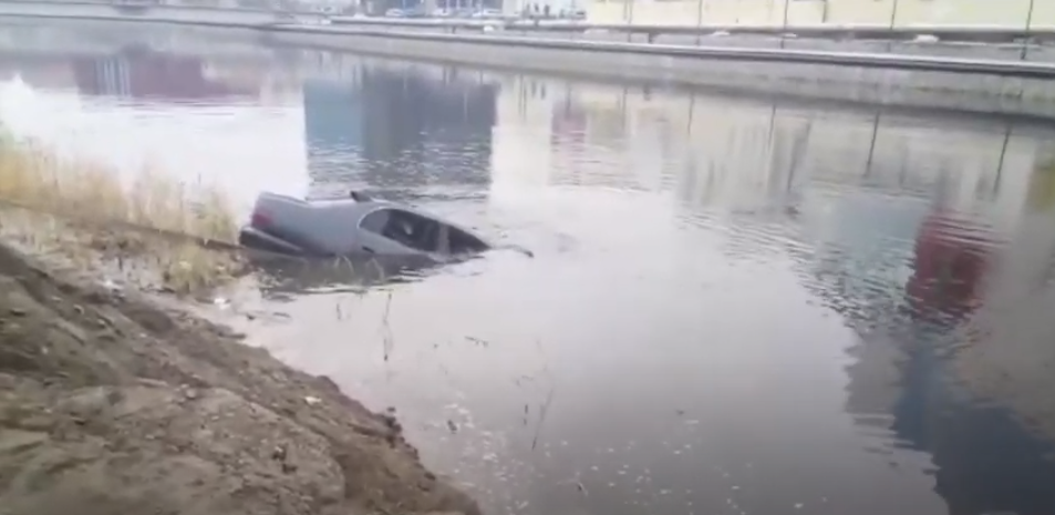 В Якутске затонул автомобиль с двумя людьми: Новые подробности