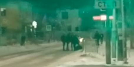 В Якутске молодые люди толпой избили человека на улице