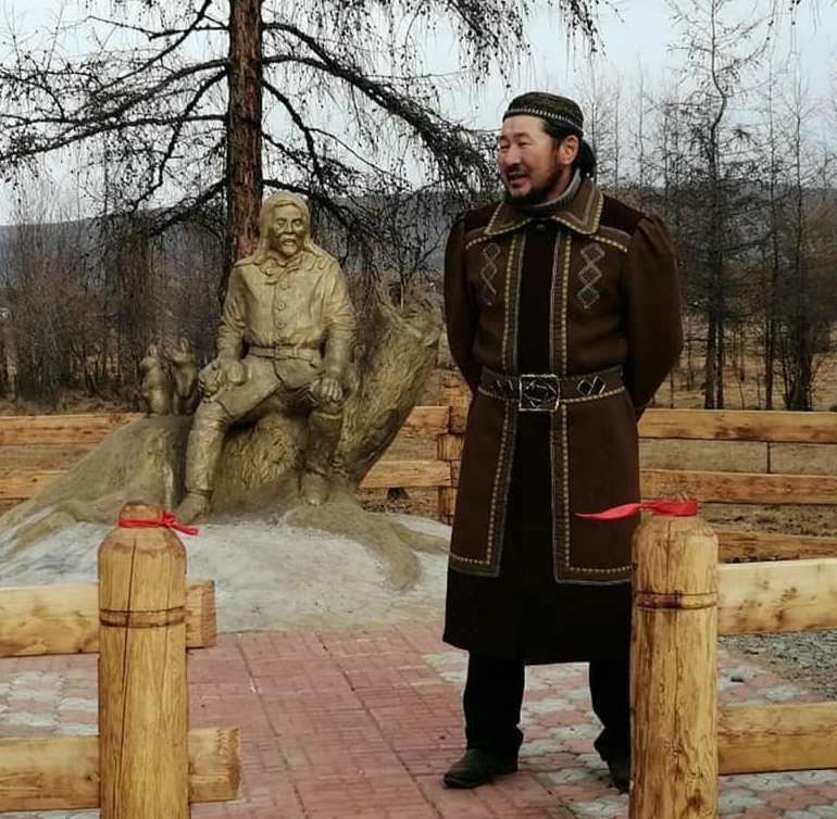 Якутский самородок сотворил уникальный памятник и подарил его родному селу