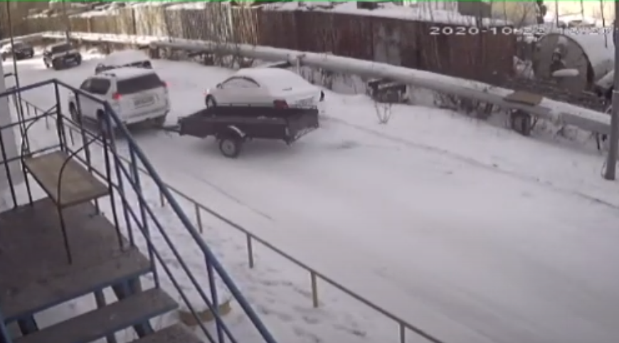 В Якутске водитель на автомобиле с прицепом повредил иномарку