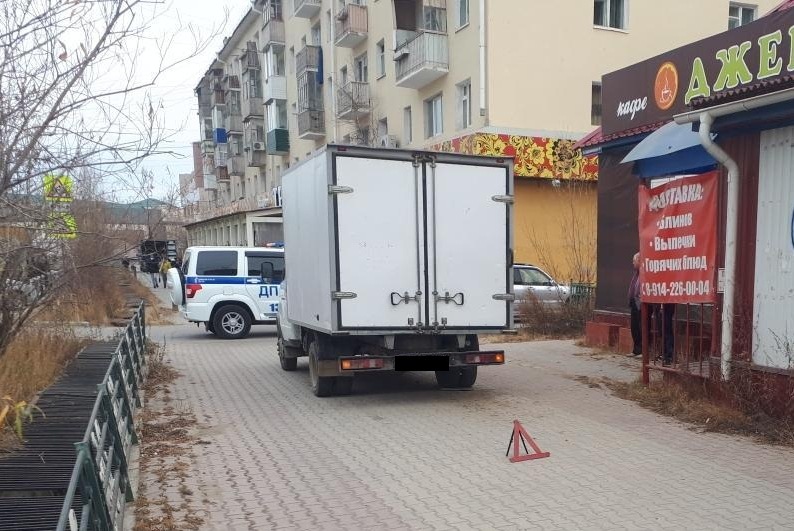В Якутске водитель сбил пенсионерку на тротуаре
