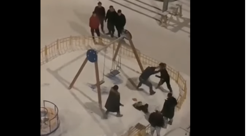 В Якутске молодые люди устроили разборки на детской площадке
