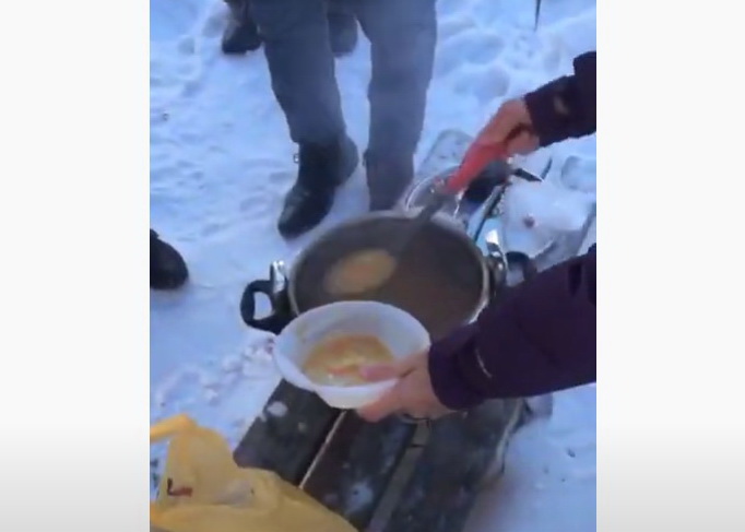 В Якутске раздают еду нуждающимся