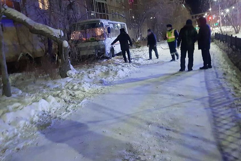 В Якутске маршрутный автобус выехал на тротуар, чтобы избежать столкновения