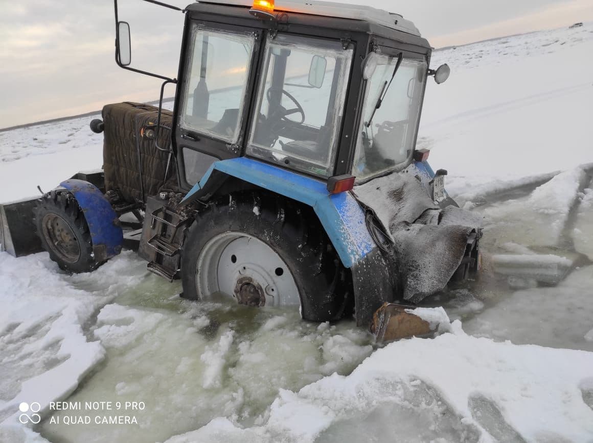 На ледовой переправе Хатассы-Павловск трактор дорожников чуть не провалился под лед