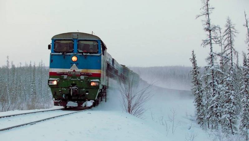 Поезд Хабаровск-Нерюнгри столкнулся с автомобилем