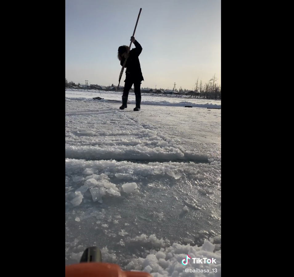 Якутянин взорвал TikTok с видео о заготовке льда