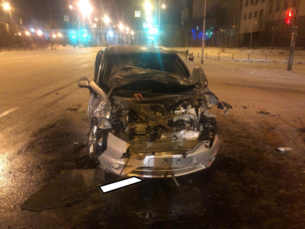 В Якутске автомобилист врезался в пожарную машину: госпитализированы два человека