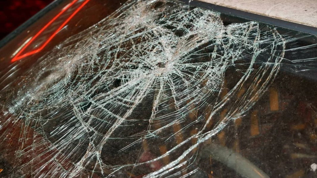 Житель Якутска бросал бутылки с восьмого этажа и повредил автомобиль   