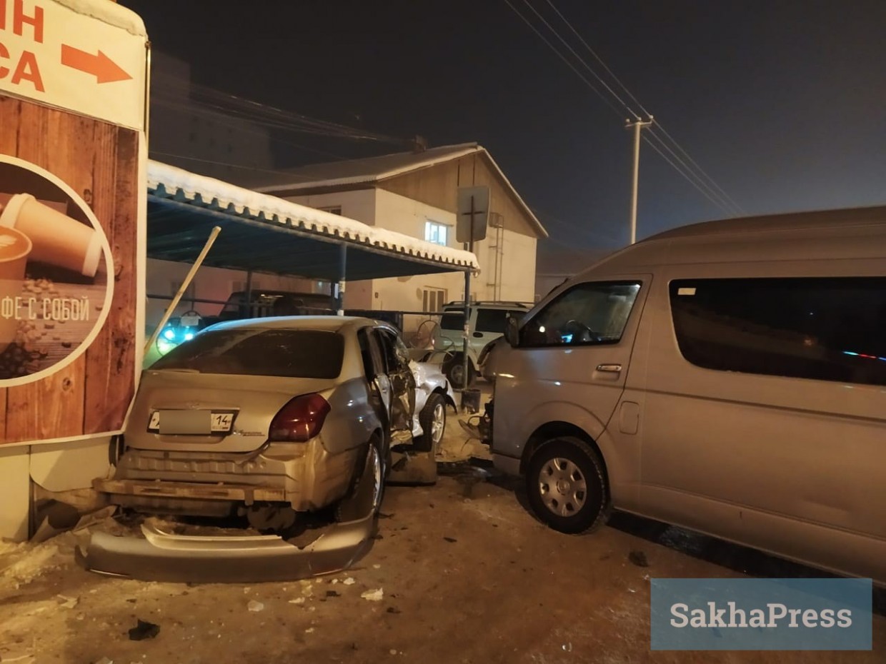 В Якутске автомобиль от удара отбросило на автобусную остановку: пострадавший водитель не помнит ДТП