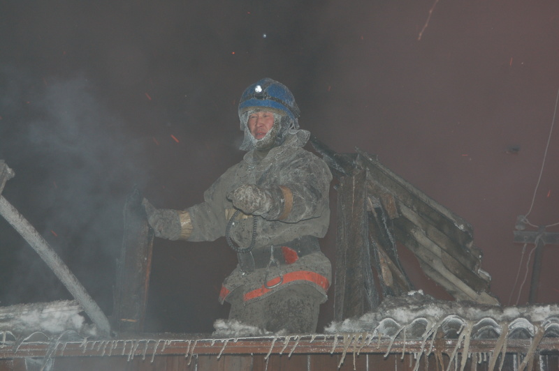 В Якутске в двух соседних двухэтажных домах одновременно вспыхнул пожар